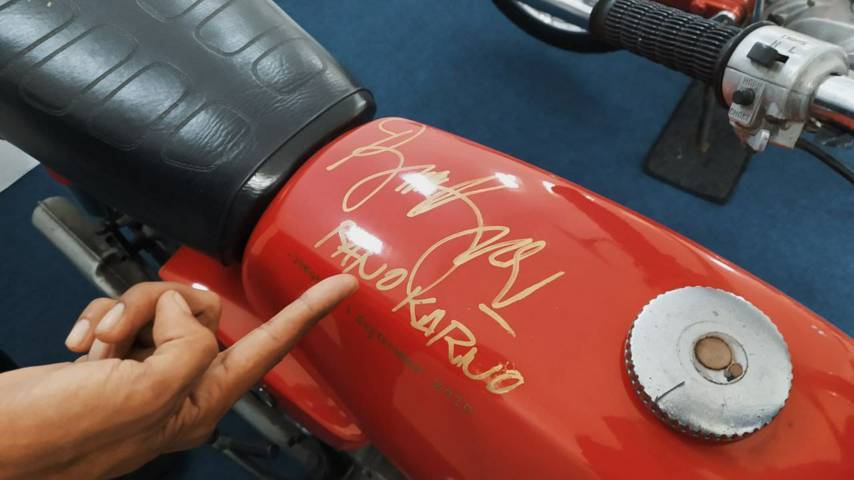 Tanda tangan milik aktor lawas, Rano Karno di tangki motor jenis Suzuki A100. (Foto: M Ulul Azmy/Tugu Jatim)