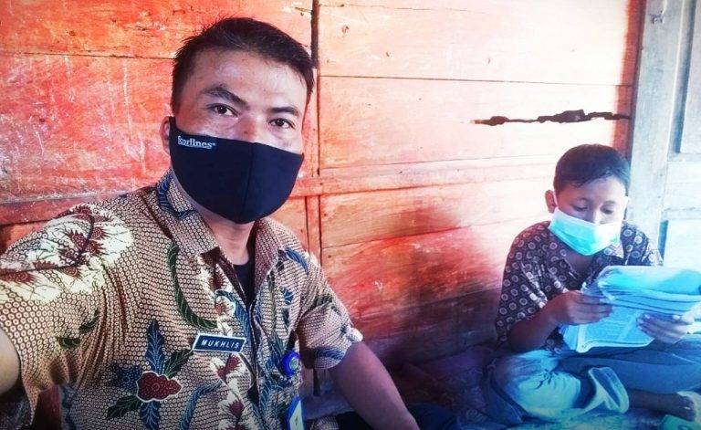 Mukhlis, guru asal Desa Purwodadi, Kecamatan Tirtoyudo, Kabupaten Malang yang tak hanya sibuk mengajar, tetapi juga aktif di banyak kegiatan sosial. (Foto: Dokumen pribadi) tugu jatim