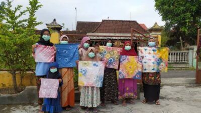 Warga di Desa Klagensrampat, Kecamatan Maduran, Kabupaten Lamongan memaerkan kain motif buatannya yang dibuat menggunakan teknik shibori. (Foto: Dokumen)