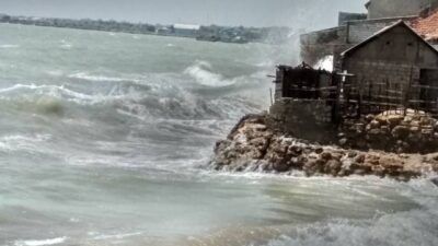 Ilustrasi gelombang tinggi Laut Jawa di pesisir utara Tuban. (Foto: Mochamad Abdurrochim/Tugu Jatim)