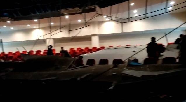 Plafon Theater Hall gedung perpustakaan IAIN Kediri yang ambrol pada Jumat (25/6/2021) pagi usai diguyur hujan deras sehari sebelumnya. (Foto: BPBD Kota Kediri)