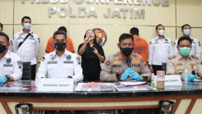 Kabidhumas Polda Jatim Kombes Gatot Repli Handoko menjelaskan kasus penyelundupan ribuan benih lobster jenis pasir dan mutiara, Selasa (15/06/2021). (Foto: Polda Jatim) tugu jatim