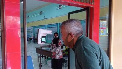 Orang tua siswa yang datang ke SMKN 1 Singosari yang harus menerapkan protokol kesehatan. (Foto: Instagram SMKN 1 Singosari)