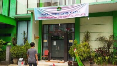 Posko aduan soal PPDB Online di Kantor Disdikbud Kota Malang, Jalan Veteran. (Foto: M Ulul Azmy/Tugu Jatim)