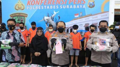 Wakapolrestabes Surabaya AKBP Hartoyo, SIK MH didampingi Kasatresnarkoba Kompol Daniel Marunduri SIK MH menjelaskan penangkapan terhadap tersangka pengedar narkoba, Jumat (25/06/2021). (Foto: Polrestabes Surabaya)