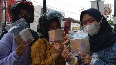 Fans BTS asal Nganjuk yang rela mengantre hingga 4 jam di basement Kediri Mal demi mendapatkan saus Cajun di promo McD BTS Meal, Rabu (9/6/2021). (Foto: Rino Hayyu/Tugu Jatim)