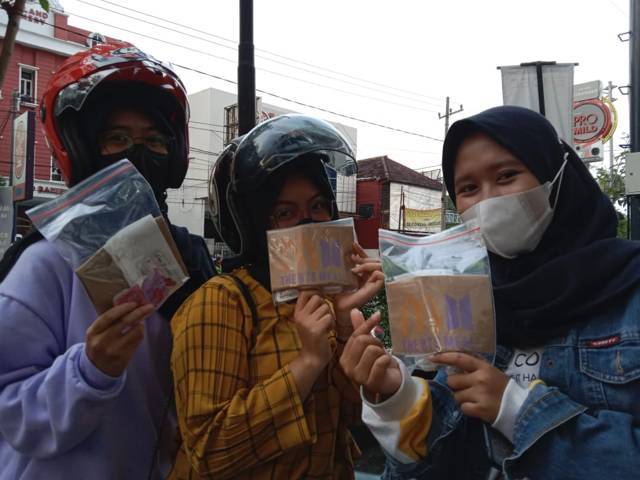 Fans BTS asal Nganjuk yang rela mengantre hingga 4 jam di basement Kediri Mal demi mendapatkan saus Cajun di promo McD BTS Meal, Rabu (9/6/2021). (Foto: Rino Hayyu/Tugu Jatim)