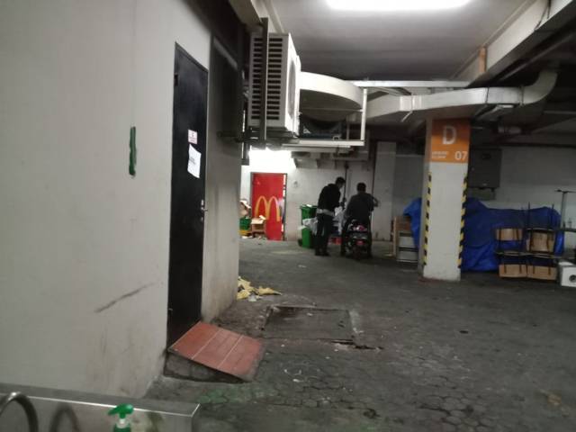 Suasana pintu belakang McD Kediri setelah gerai mereka dipaksa tutup karena adanya kerumunan driver Gojek yang dibubarkan polisi beberapa jam sebelumnya. (Foto: Rino Hayyu/Tugu Jatim)