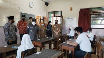 Wali Kota Malang Sutiaji saat meninjau proses uji coba sekolah tatap muka di SMP Negeri 6 Malang beberapa waktu lalu. (Foto: M Ulul Azmy/Tugu Jatim)