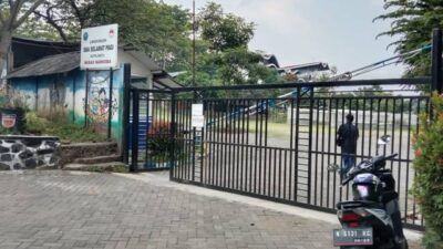 Situasi gerbang pintu masuk SMA SPI yang foundernya dilaporkan atas dugaan kekerasan seksual. (Foto: M Sholeh/Tugu Jatim)