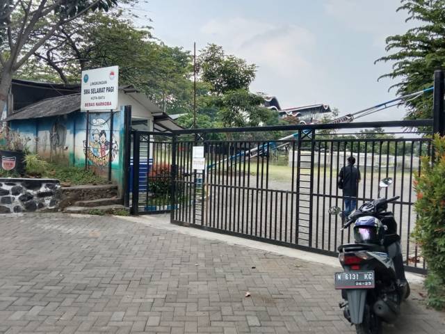 Situasi gerbang pintu masuk SMA SPI yang foundernya dilaporkan atas dugaan kekerasan seksual. (Foto: M Sholeh/Tugu Jatim)