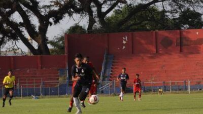 Pemain Persik Kediri, Septian Bagaskara saat beradu sprint dengan pemain belakang Persipura Jayapura. (Foto: Rino Hayyu Setyo/Tugu Jatim)