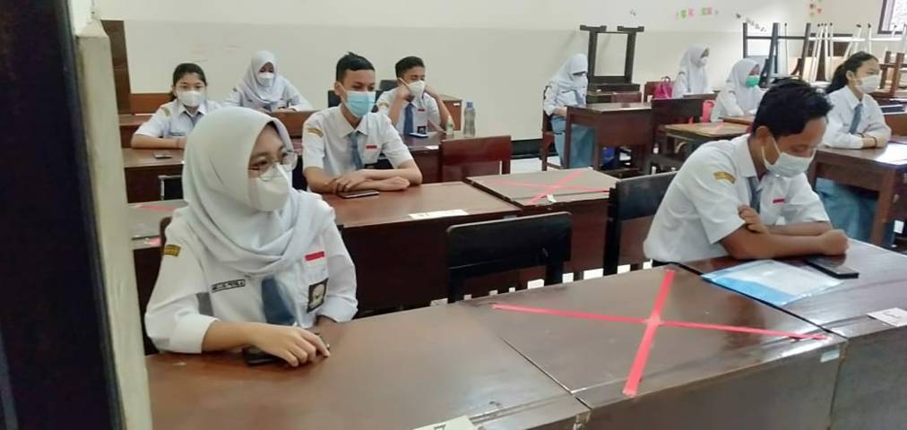 Sejumlah simulasi penerapan prokes menyambut agenda PTM terbatas di SMA Negeri 3 Kota Malang. (Foto: Dokumen/SMAN 3 Kota Malang)