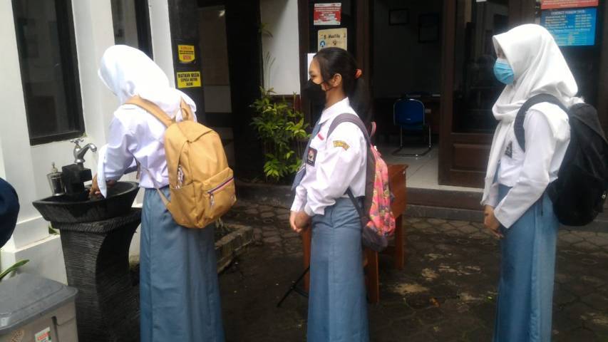 Melihat Persiapan PTM di Tengah Lonjakan Kasus Covid-19 di Kota Malang 6 Sejumlah simulasi penerapan prokes menyambut agenda PTM terbatas di SMA Negeri 3 Kota Malang. (Foto: Dokumen/SMAN 3 Kota Malang)