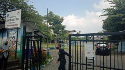 Suasana gerbang depan SMA Selamat Pagi Indonesia (SPI) usai ramainya dugaan kasus pelecehan seksual yang dilakukan founder sekolah terhadap belasan siswa yang kini sudah jadi alumni. (Foto: M Sholeh/Tugu Jatim)