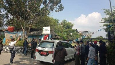 Rombongan DPRD Jatim dan Dindik Jatim saat meninjau SMA SPI Kota Batu, Kamis (3/6/2021). (Foto: M Sholeh/Tugu Jatim)