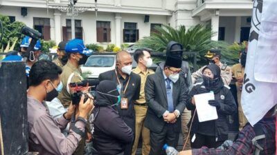 Wali Kota Malang Sutiaji berdialog dengan massa aksi dari SBMI Malang usai dikirimi keranda mayat di depan Balai Kota Malang, Selasa (29/6/2021). (Foto: M Ulul Azmy/Tugu Jatim)