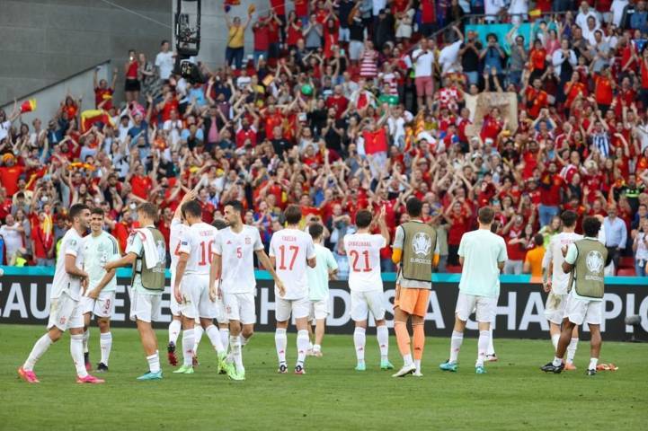 Timnas Spanyol merayakan kemenangan atas Kroasia pada laga babak 16 besar Euro 2020, di Stadion Parken, Copenhagen, Denmark, Senin (28/6/2021). (Foto: Instagram/sefubol)