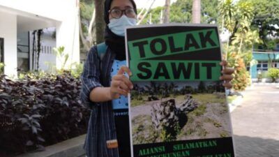 Aktivis lingkungan dari Aliansi Selamatkan Lingkungan Malang Selatan (ASLIMAS) yang memprotes adanya rencana perkebunan atau lahan sawit di daerah Kabupaten Malang. (Foto: Rizal Adhi/Tugu Jatim)