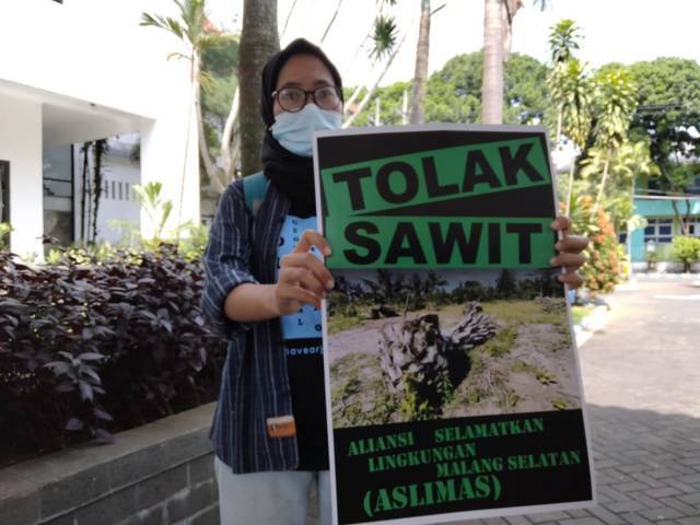 Polemik Lahan Sawit, Puluhan Aktivis Lingkungan Geruduk Kantor DPRD Kabupaten Malang 1 Aktivis lingkungan dari Aliansi Selamatkan Lingkungan Malang Selatan (ASLIMAS) yang memprotes adanya rencana perkebunan atau lahan sawit di daerah Kabupaten Malang. (Foto: Rizal Adhi/Tugu Jatim)