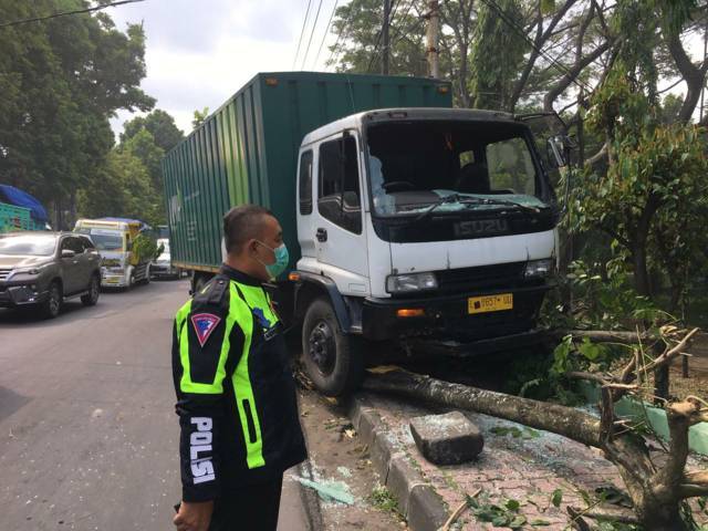 Kondisi truk ekspedisi setelah tabrak pagar Lapangan Ramapl Yonif 512 di Malang hingga roboh. (Foto: Unit Laka Polresta Malang Kota)