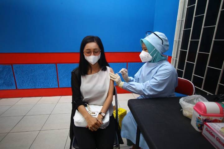 Proses vaksinasi gratis bagi mereka yang tengah mengurus SIM, STNK, atau SKCK yang merupakan program dari Polresta Malang, Kota. (Foto: Rubianto/Tugu Malang/Tugu Jatim)
