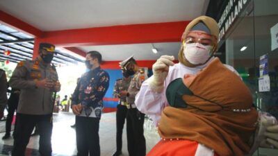 Kapolresta Malang Kota AKBP Budi Hermanto saat meninjau program vaksinasi lewat Arema Police Sobo Kelurahan di Stadion Gajayana Malang, Jumat (25/6/2021). (Foto: Rubianto/Tugu Malang/Tugu Jatim)