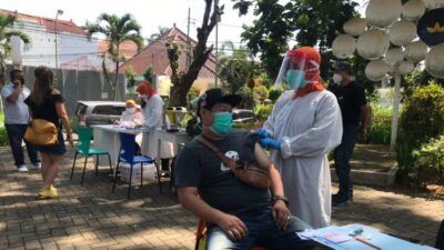 Unik, vaksinasi COVID-19 di Kota Malang dilakukan di ruang terbuka Taman Slamet, Klojen, Kota Malang, Selasa (8/6/2021). (Foto: M Ulul Azmy/Tugu Jatim)