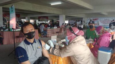 Pelaku usaha pariwisata menjalani vaksinasi Covid-19 di Jatim Park 2 Kota Batu, Rabu (23/6/2021). (Foto: M Sholeh/Tugu Malang/Tugu Jatim) herd immunity