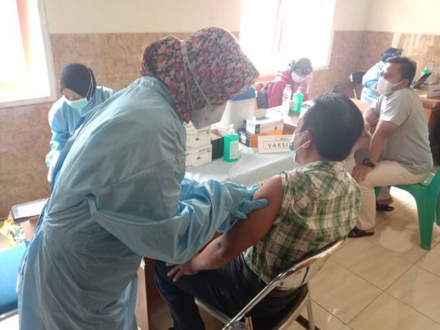 Suasana saat masyarakat Kota Batu tengah menjalani vaksinasi Covid-19 tahap dua. (Foto: M Sholeh/Tugu Jatim)