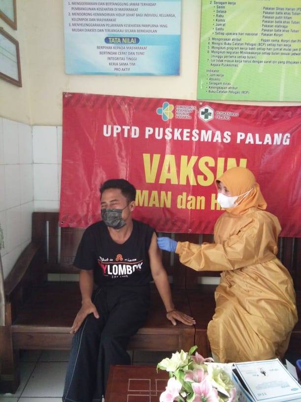 Suasana proses antrean vaksinasi terhadap para guru di di UPTD Puskesmas Palang, Kabupaten Tuban, Senin (14/6/2021). (Foto: Mochamad Abdurrochim/Tugu Jatim)