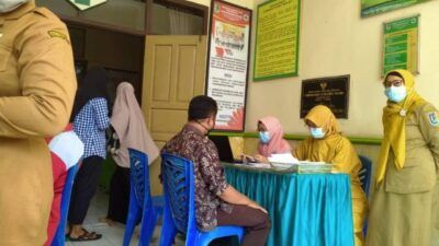 Suasana proses antrean vaksinasi terhadap para guru di di UPTD Puskesmas Palang, Kabupaten Tuban, Senin (14/6/2021). (Foto: Mochamad Abdurrochim/Tugu Jatim)