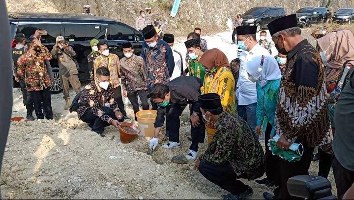 Peletakan batu pertama pembangunan Wisata Tebing Gupit Desa Sumuragung, Kecamatan Baureno, Kabupaten Bojonegoro yang secara langsung dihadiri oleh Menteri Desa, Pembangunan Daerah Tertinggal dan Transmigrasi (PDTT) Republik Indonesia, Abdul Halim Iskandar Sabtu (05/06/2021) sore. (Foto: Mila Arinda/Tugu Jatim)