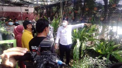 Wali Kota Surabaya Eri Cahyadi mengunjungi Taman Anggrek setelah menjalankan giat 'Ngantor Kelurahan' di Kelurahan Sememi, Kecamatan Benowo, Kamis (03/06/2021). (Foto: Rangga Aji/Tugu Jatim)