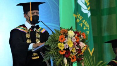 Rektor UIN Sunan Ampel Surabaya Prof. H. Masdar Hilmy, S.Ag., M.A, Ph.D kala menyampaikan pesan untuk para lulusan baru. (Foto: Humas UIN Sunan Ampel Surabaya)