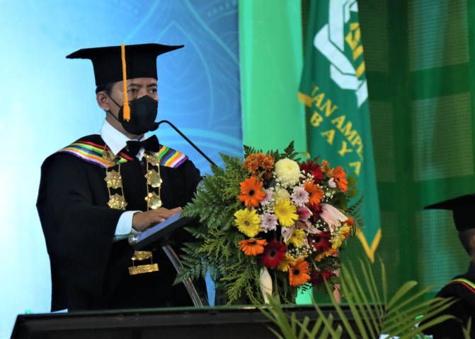 Rektor UIN Sunan Ampel Surabaya Prof. H. Masdar Hilmy, S.Ag., M.A, Ph.D kala menyampaikan pesan untuk para lulusan baru. (Foto: Humas UIN Sunan Ampel Surabaya)