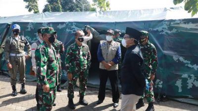 Wali Kota Malang Sutiaji (memakai kopiah) saat meninjau kesiapan RS Darurat Lapangan baru di kawasan RST dr Soepraoen pada Senin (12/07/2021). (Foto:Azmy/Tugu Jatim)