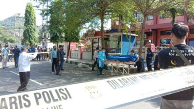 Evakuasi tukang becak, korban pembacokan, di Kabupaten Trenggalek. (Foto: Zamzuri/ Tugu Jatim)