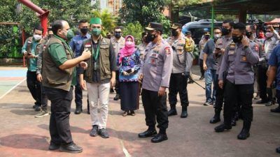 Kapolri Jenderal Listyo Sigit Prabowo tinjau kolaborasi vaksinasi massal Polri dengan PB Himpunan Mahasiswa Islam (HMI) di SMAN 38 dan PB SEMMI di Universitas Indraprasta Jakarta, Kamis (15/07/2021). (Foto: Polda Jatim/Tugu Jatim)