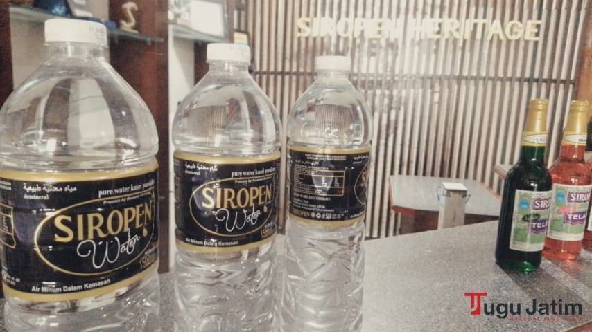 Siropen Water, salah satu produk Pabrik Siropen di Jalan Mliwis Nomor 5 Kota Surabaya, Kamis (01/07/2021). (Foto: Rangga Aji/Tugu Jatim)