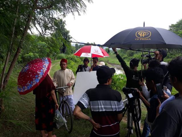 Mahasiswa Komunikasi dan Penyiaran Islam (KPI) Universitas Islam Negeri (UIN) Sayyid Ali Rahmatullah Tulungagung saat shooting untuk mengikuti kompetisi film. (Foto: UIN Tulungagung/Tugu Jatim)