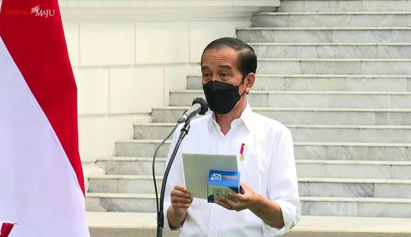 Presiden Republik Indonesia Jokowi saat meresmikan pembagian 300 ribu paket obat dan vitamin gratis untuk pasien Covid-19, Kamis (15/07/2021), di Kompleks Istana Kepresidenan, Jakarta. (Foto: YouTube Sekretariat Presiden/Tugu Jatim)