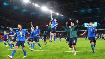 Timnas Italia merayakan keberhasilannya melenggang ke final Euro 2020, Rabu (07/07/2021). (Foto: Twitter @azzurri/Tugu Jatim)