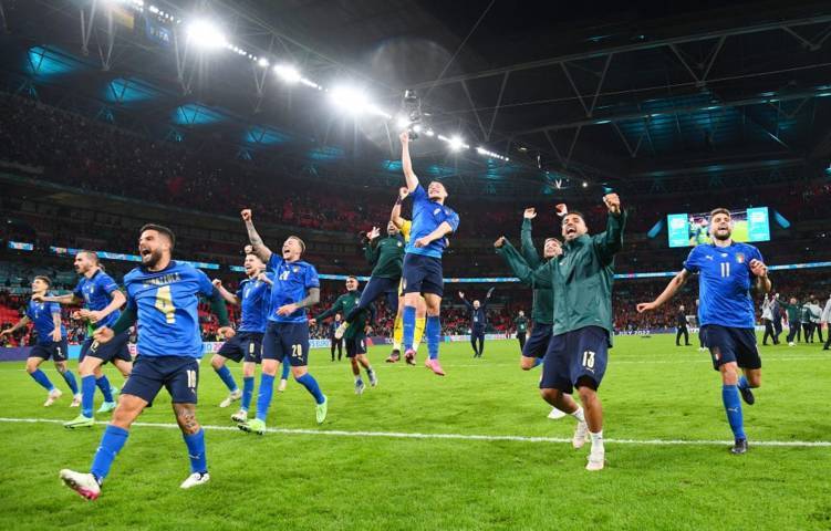 Timnas Italia merayakan keberhasilannya melenggang ke final Euro 2020, Rabu (07/07/2021). (Foto: Twitter @azzurri/Tugu Jatim)