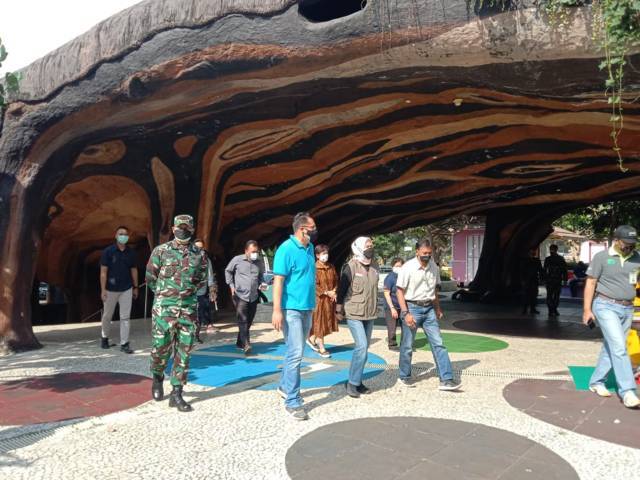 Dewanti Rumpoko bersama Forkopimda Kota Batu meninjau wisata Jatim Park 2 dan PKL di Alun-Alun Batu.(Foto: Sholeh/Tugu Jatim)