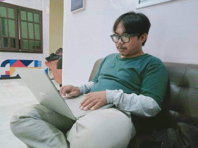 Dicky Hanafi, mahasiswa semester 12 Jurusan Desain Komunikasi Visual Universitas Negeri Malang (UM), yang melakukan kuliah sambil bekerja, Jumat (23/04/2021). (Foto: Rizal Adhi/Tugu Jatim)