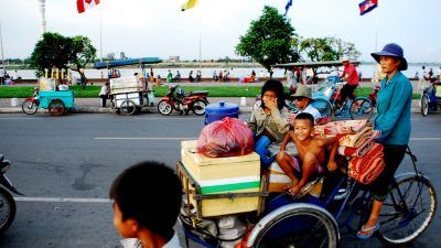 Ilustrasi becak Cyclo di Phnom Penh, Kamboja, membagikan makanan gratis/tugu jatim