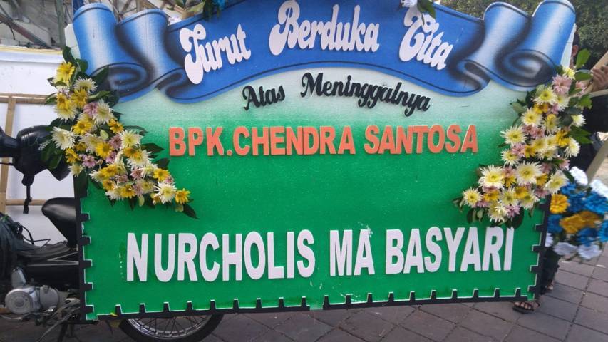 Karangan bunga dari Pemred Tugu Jatim ID Nurcholis MA Basyari untuk Chendra Santosa. (Foto: Dokumen/Tugu Jatim)