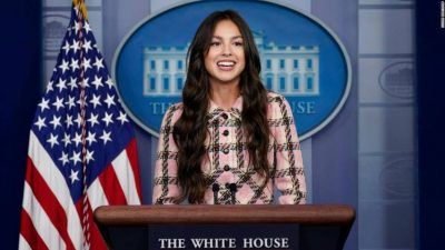 Olivia Rodrigo terlihat mengenakan setelan Chanel dalam konferensi pers White House. (Foto: Kate Sullivan, CNN/Tugu Jatim)