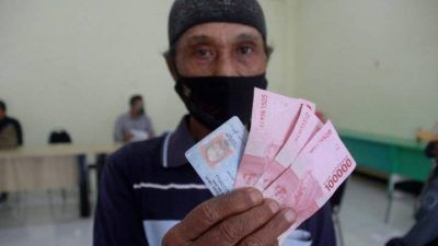 Pedagang di Kota Malang menerima uang bantuan sosial sebesar Rp 300 ribu, Sabtu (10/07/2021). (Foto: Rubianto/Tugu Jatim)